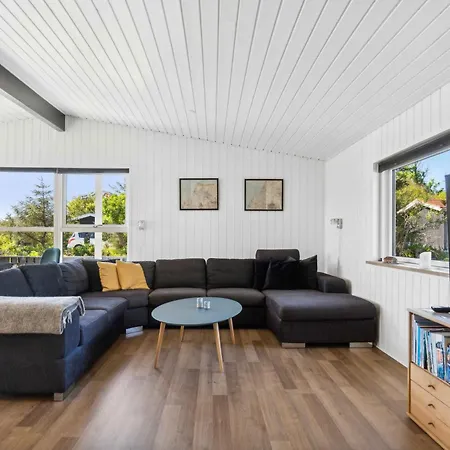 Сasa de vacaciones Restored Summercottage Close To The Seabeach